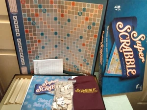Super Scrabble Brettspiel 2004 Hasbro Winning Moves vollständig vollständig 200 Spielsteine EUC - Bild 1 von 7