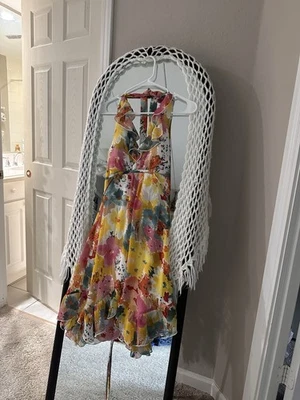 Vestido floral cuello halter para mujer La Belle talla mediana Foto 1 de 4