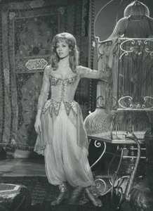 MICHELE MERCIER ANGELIQUE ET LE ROY 1966 PHOTO ORIGINAL #25 - Picture 1 of 2