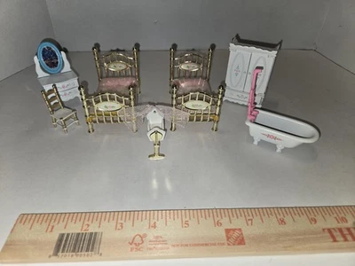 Armario vintage Mattel THE LITTLES DOLL metal 2 camas rosa cuna tocador bañera '80  Foto 1 de 4