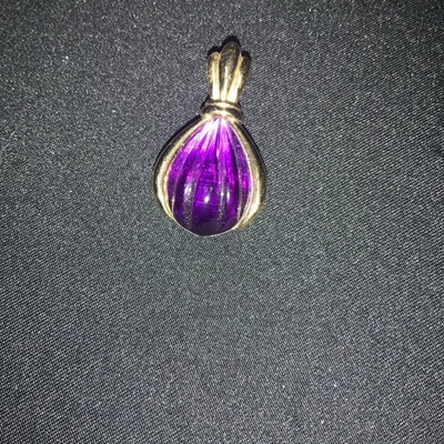 Colgante potenciador magnético Kenneth J Lane en púrpura Foto 1 de 4