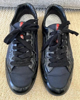 Zapatillas bajas PRADA negras EE. UU. 11,5 de nailon y charol Reino Unido 10,5 Foto 1 de 4