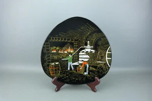 Assiette souvenir en Emaux Longwy LE PRESSOIR, MADE IN FRANCE, Bon Etat. - Picture 1 of 3