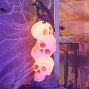 CRACKER BARREL Halloween 2024 3 pies pila de calaveras con molde soplado de cuervo iluminar decoración - Imagen 1 de 3