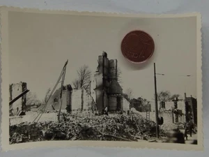 Foto wohl  Holland Niederlande Männer in Ruinen zerstörte Ortschaft - Bild 1 von 2