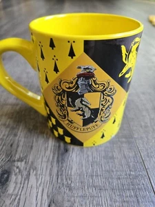 Harry Potter Hufflepuff Crest Ceramic Coffee Cup Mug 14 Oz - Small Chip - Picture 1 of 3