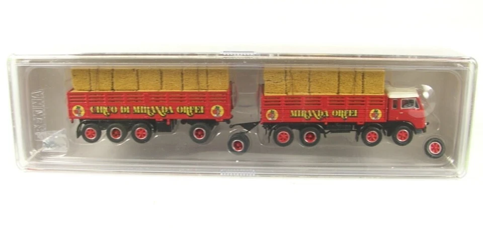 Tren remolque Fiat 590 Millepiedi Circo di Miranda Ofrei con pacas de heno como carga Foto 1 de 1