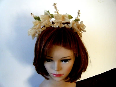 Antiguo tocado de boda años 20 precioso cera rosas y pequeñas flores marco de alambre Foto 1 de 4