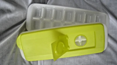 2 TUPPERWARE FRESH’N PURE COVERED ICE CUBE TRAYS w/ only ONE YELLOW LID - EUC - Image 1 of 3