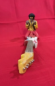 Jimi Hendrix Figure Sitting Burning Guitar nel 1967 al Monterey Pop Festival - Foto 1 di 12