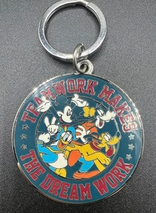 Disney Parks Schlüsselanhänger "Teamwork Makes the Dream Work" - Cast Exclusive Rare - Bild 1 von 4