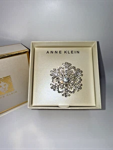 Broche prendedor Anne Klein copo de nieve estrás tono plata nuevo en caja de regalo de Navidad - Imagen 1 de 4