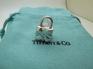 Tiffany Co Sterlingsilber Geschenkbox Geschenk Schleife Vorhängeschloss Anhänger Charm - Bild 1 von 7