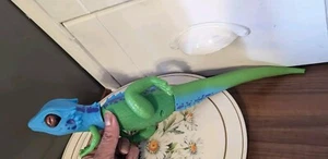 Robo Alive Lurking Lizard batteriebetriebenes Roboterspielzeug grün blau von ZURU - Bild 1 von 22