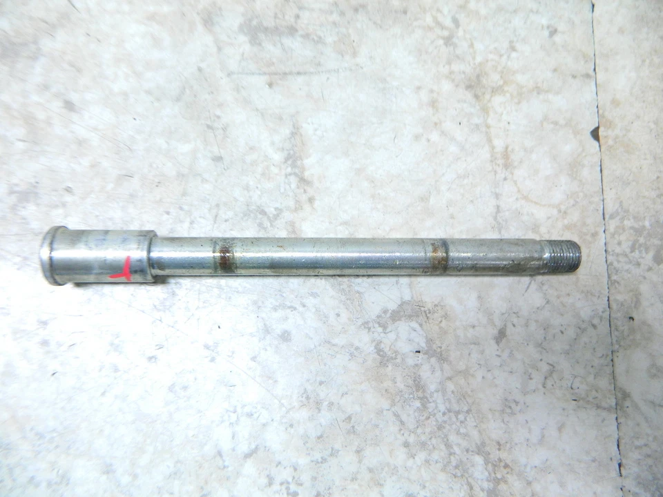 01 Kawasaki ZR 7 750 H ZR7 S ZR750 front axle shaft bolt - Imagem 1 de 1