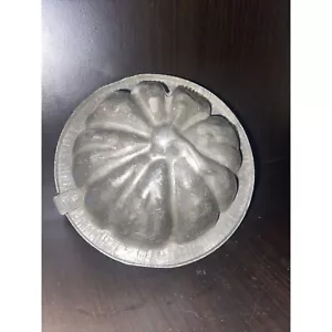 Antiguo molde de metal vintage de chocolate calabaza pequeña con función de bloqueo especial - Imagen 1 de 5