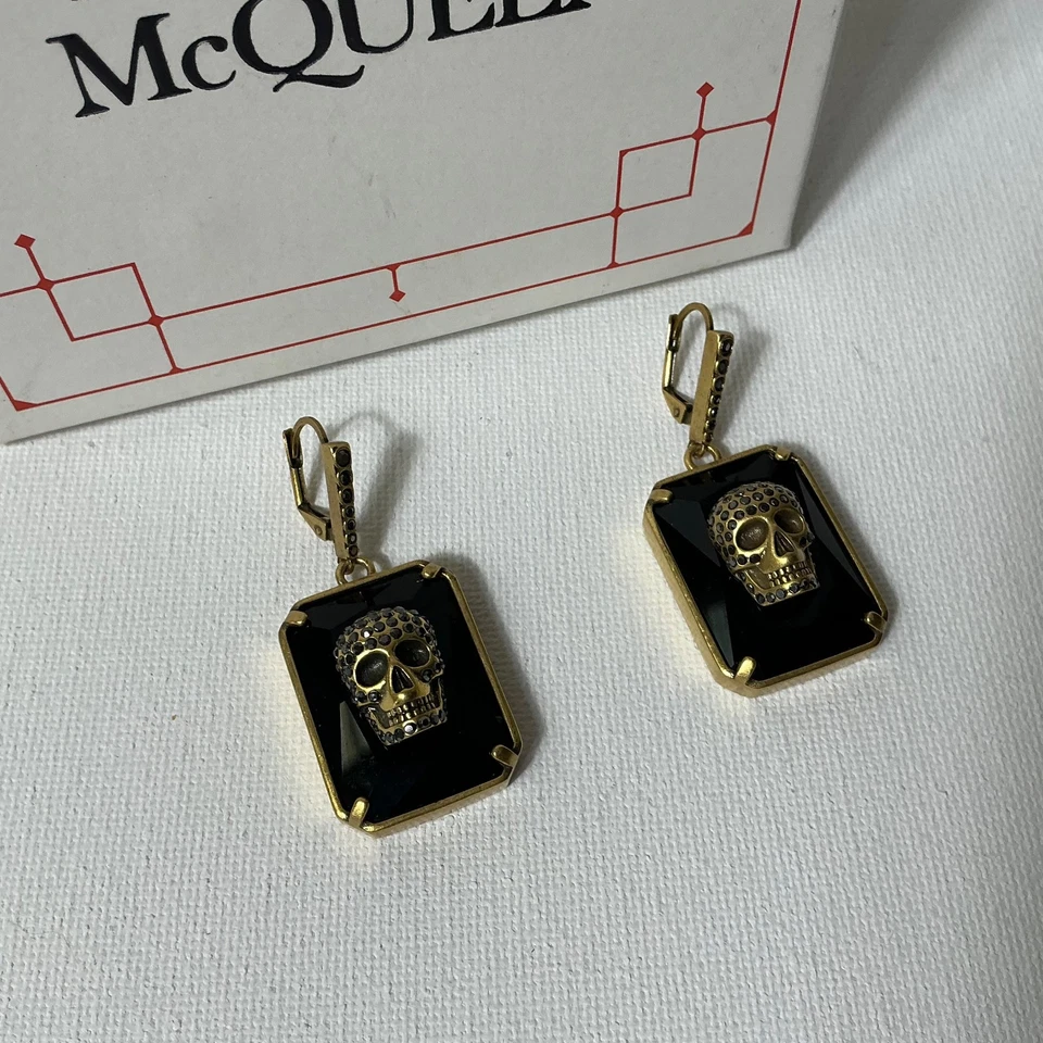 Brincos de caveira de pedra preta Alexander McQueen - Imagem 1 de 3