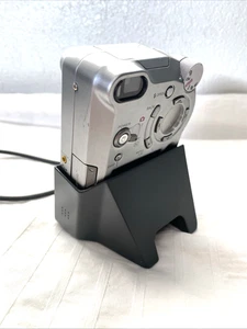 Fotocamera Fujifilm FinePix 4800Z NON TESTATA PER RICAMBI O RIPARAZIONE Con culla foto - Foto 1 di 13
