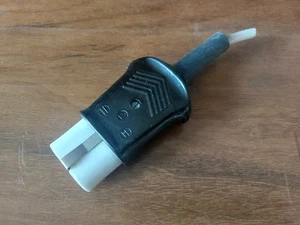 alter Bakelit Heißgerätestecker Stecker für Heißgeräte mit Kabeltülle - Bild 1 von 4
