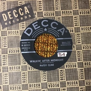 45 RPM Patsy Cline DECCA 30221 Walkin After Midnight VG++ - Picture 1 of 2