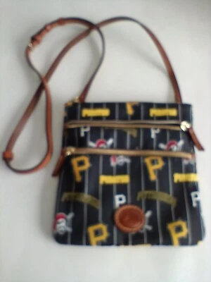 Bolso Bandolera Dooney & Bourke MLB Piratas de Pittsburgh - Par de Estuche para Monedas Precio de venta sugerido por el fabricante $218 Foto 1 de 4