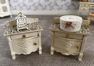 DOLLS HOUSE 1/12 SCALE 2 FRENCH STYLE BEDSIDE CABINETS WITH HATBOX & CLOCK. - Picture 1 of 2