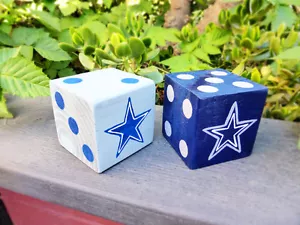 2 Jumbo Yarda de Césped Madera DICE DALLAS VAQUEROS Azul y Gris Yahtzee, Bunco, Farkle - Imagen 1 de 6