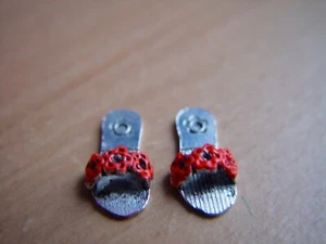 DOLL HOUSE 12th SCALE PAIR OF HAND PAINTED 'SILVER' SANDALS !! DON'T MISS OUT. - Photo 1/3