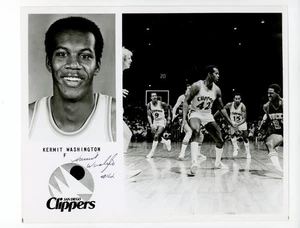 Foto de prensa emitida por el equipo autografiado de Kermit Washington 1978-79 de los San Diego Clippers - Imagen 1 de 2