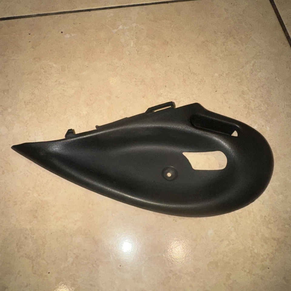 Pontiac Firebird TA LH 1993-2002 panel de puerta del conductor manija bisel gris  Foto 1 de 4