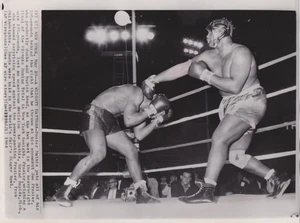 1964 Press Photo Buster Mathis .vs. Joe Frazier in Olympic Boxing Trial Finals - Picture 1 of 2