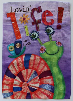 Bandera de jardín diseño Lovin Life caracol césped de hoja perenne presenta reflejos de verano Foto 1 de 3