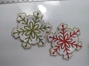 2 Department 56 Frosted Plätzchenteller Schneeflocke Lebkuchen Weihnachten grün & rot - Bild 1 von 8