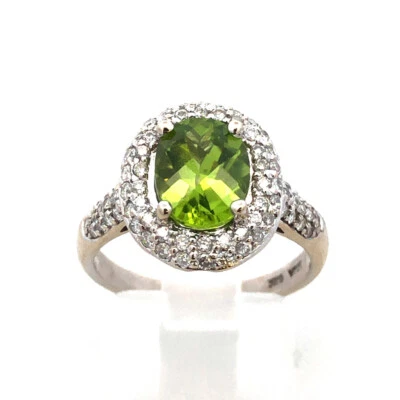 Anillo de cóctel de diseño EMA de oro blanco de 14 K ovalado corte cojín peridoto diamante halo Foto 1 de 4
