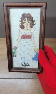 Vintage Kreuzstich Kunst kleines Mädchen trägt 2 Puppen Babys Holzrahmen brünett - Bild 1 von 12