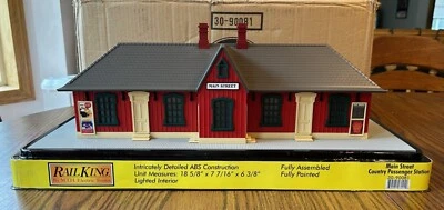 MTH RAILKING MAIN STREET COUNTRY PASSENGER STATION 30-90081 NEW - Image 1 of 4