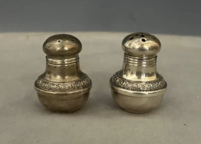 Salero y pimentero vintage International PRELUDE de plata de ley de 1,5" Foto 1 de 4