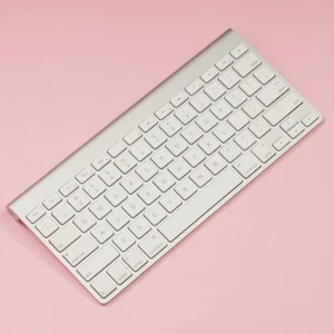 Genuine Apple Bluetooth Wireless Keyboard (A1314) MC184LL/A (3rd Gen) - Picture 1 of 4
