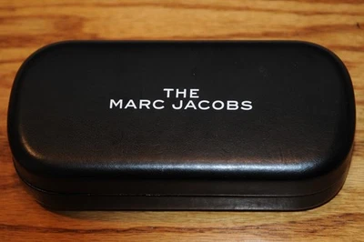 Estuche para gafas de sol The Marc Jacobs de cuero negro carcasa rígida estuche para gafas Foto 1 de 4