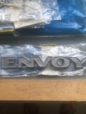 GM OEM NOS 15123976 puerta levadiza emblema Envoy 2002-2005 GMC Envoy Foto 1 de 3
