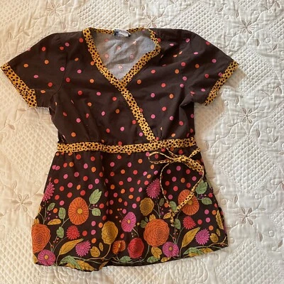 Blusa S Scrubs & Beyond marrom floral rosa feminina uniforme médico enfermeira - Imagem 1 de 4