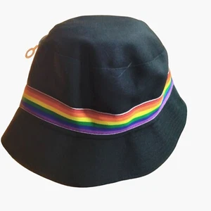 Sombrero Cubo Negro Arco Iris Cinta A Rayas Acento Orgullo Gay Arco Iris LGBTQ - Imagen 1 de 4