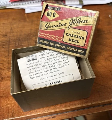 Caja de carrete de fundición de cebo vintage JA Coxe 60 C sin carrete y papeles Bronson Reel Company Foto 1 de 4