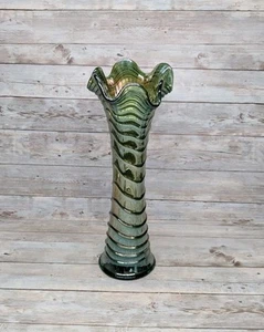Jarrón oscilante ondulado de vidrio imperial vintage vidrio arte carnaval verde iridiscente 12" - Imagen 1 de 8