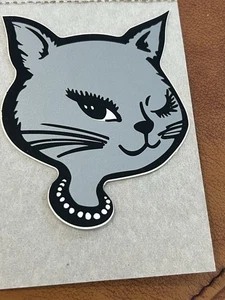 90’s Retro Winkernde Katze Automaten Aufkleber GRAU Farbe - Bild 1 von 1