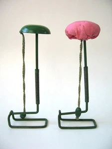 2 soportes para sombreros de metal vintage de 8,5" de alto tapa redonda con cuentas y cuerdas de madera - Imagen 1 de 5