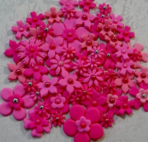 FLOWERS MIXED PINKS EDIBLE X 50 - MIXED SIZES - BEAUTIFUL CAKE TOPPERS!!! - Picture 1 of 1