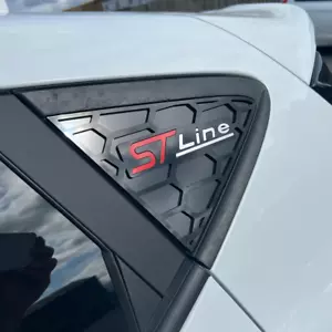 Inserciones acrílicas para ventanas delanteras MK8/8.5 Fiesta ST Line 4D (par) - logotipo rojo plateado - Imagen 1 de 2