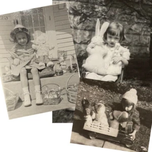 3 FOTOS ohne Postkarte Mädchen mit Osterkörben Spielzeug Hasen Hasen Bären NIEDLICH! - Bild 1 von 9
