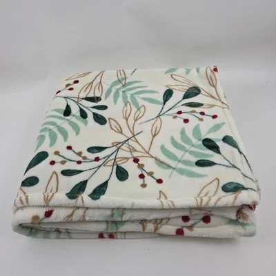 Lanzamiento de acebo de felpa floral de invierno de vacaciones Berkshire 60x70 Foto 1 de 4